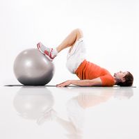 Beine anziehen mit Gymnastikball